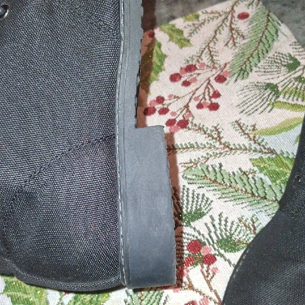GUESS Men's Black Chukka Boots